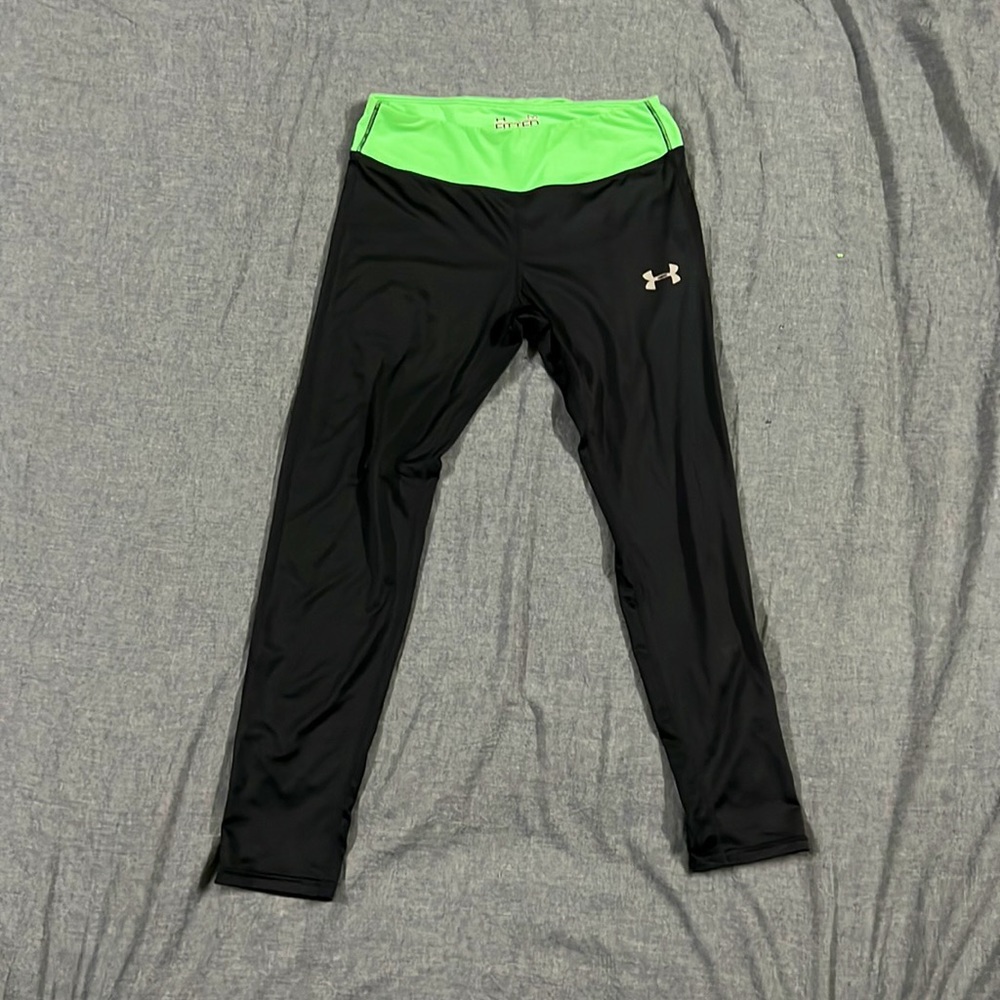 Superlight HeatGear fabric delivers superior coverage without weighing you down